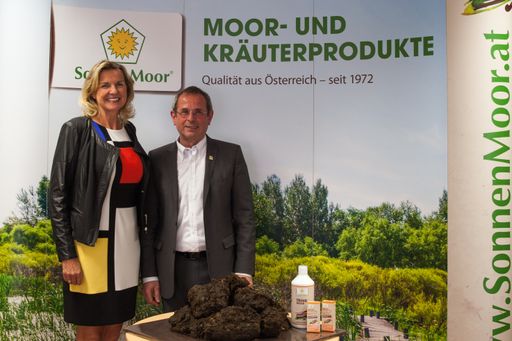 Vorschau Bild von Hera Lind und Siegfried Fink stellen die Moor
Diamant Tabletten von SonnenMoor vor.