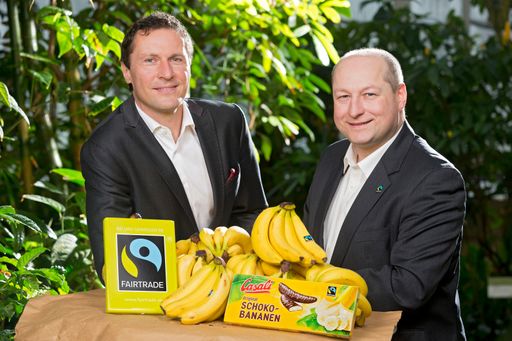 Josef Manner & Comp. AG; Casali; SCHOKO-BANANEN;
FAIRTRADE; Im Bild v.l.n.r.: Mag. Ulf Schöttl, Marketingleiter
Manner und Mag. Hartwig Kirner, GF FAIRTRADE