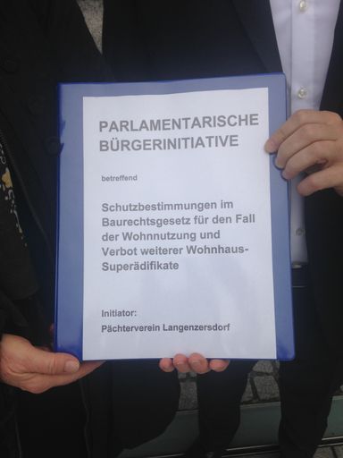 Vorschau Bild von Mit 537 Unterschriften konnte die
Erstunterzeichnerin (Obfrau des Pächterverein Langenzersdorf) am 8.
April 2015 die von ihr organisierte Bürgerinitiative dem Ausschuss
für Petitionen und Bürgerinitiativen im Parlament überreichen. In
der Sitzung vom 14. April 2015 wurde die Initiative dem Ausschuss
zur weiteren Behandlung zugewiesen.