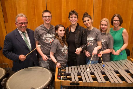 Vorschau Bild von 2) Auf der Bühne des Großen Festpielhauses:
Begrüßung durch Dirigentin Elisabeth Fuchs, Mag. Hans Schinwald,
Präsident der Salzburger Kulturvereinigung und Geschäftsführerin
Mag. Josefa Hüttenbrenner.