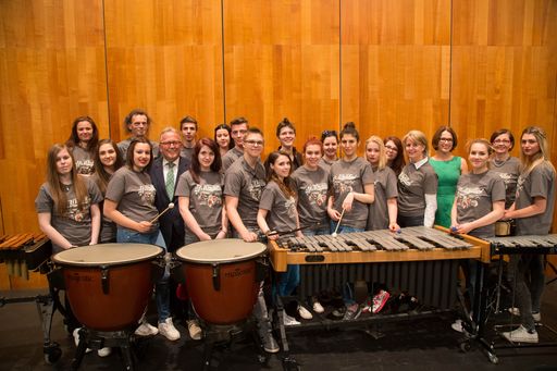 Vorschau Bild von 3) Nach dem Konzert auf einer der größten
Musikbühnen der Welt mit Dirigentin Elisabeth Fuchs, Mag. Hans
Schinwald, Präsident der Salzburger Kulturvereinigung und
Geschäftsführerin Mag. Josefa Hüttenbrenner.