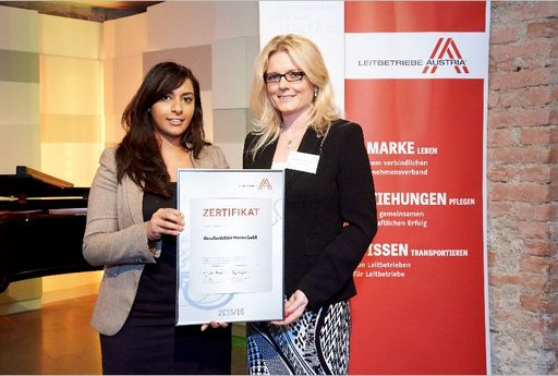Zertifikatsübergabe (links- Maga. pharm. Mae Fadar,
Therapy Area Manager Respiratory, GSK Austria)