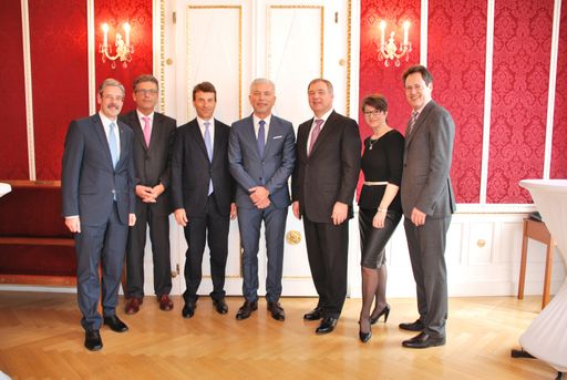 Im Bild v.l.: Erwin Hameseder (Sparte Bank und
Versicherung), Martin Heimhilcher, (Sparte Information und
Consulting), Stefan Ehrlich-Adám (Sparte Industrie), Davor Sertic
(Sparte Transport und Verkehr), Walter Ruck (Präsident der
Wirtschaftskammer Wien), Maria Smodics-Neumann (Sparte Gewerbe und
Handwerk), Rainer Trefelik (Sparte Handel) – Markus Grießler (Sparte
Tourismus und Freizeitwirtschaft) war beim Fototermin beruflich im
Ausland