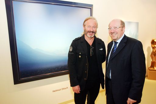  http://www.apa-fotoservice.at/galerie/6571 Im Bild
v.l.n.r.: Der internationale Künstler Helmut Ditsch vor seinem Werk
und Horst Szaal (Messeveranstalter)