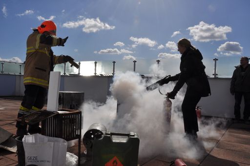 MA44 Bäder legt größten Wert auf Sicherheit: Ing.
Martin Swoboda, TÜV AUSTRIA (l), schult Brandschutzwarte der Wiener
Bäder in einem 10-tägigen Weiterbildungskurs der TÜV AUSTRIA
Akademie.