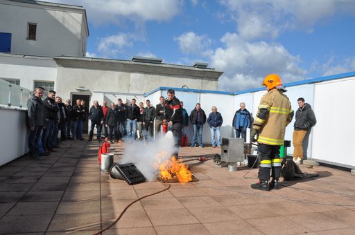 Vorschau Bild von Die Brandschutzwarte der MA 44 Bäder werden in
einer 10-tägigen Schulung von TÜV AUSTRIA-Experten Ing. Martin
Swoboda (r) unterwiesen.