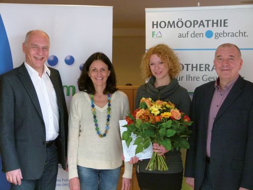  Im Bild von li n. re: Mag. Martin Peithner, MBA,
Geschäftsführer der Dr. Peithner KG, Dr. Michaela Zorzi,
Allgemeinmedizinerin, Homöopathin (Preisträgerin 2007), Dr.
Magdalena Rumpl, Preisträgerin 2014, Dr. Anton Rohrer,
Allgemeinmediziner und Homöopath.