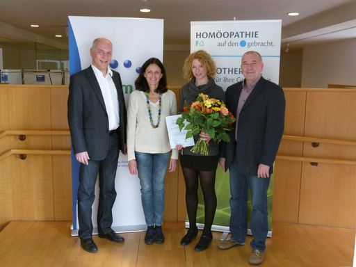 Vorschau Bild von Im Bild von li n. re: Mag. Martin Peithner, MBA,
Geschäftsführer der Dr. Peithner KG, Dr. Michaela Zorzi,
Allgemeinmedizinerin, Homöopathin (Preisträgerin 2007), Dr.
Magdalena Rumpl, Preisträgerin 2014, Dr. Anton Rohrer,
Allgemeinmediziner und Homöopath.
