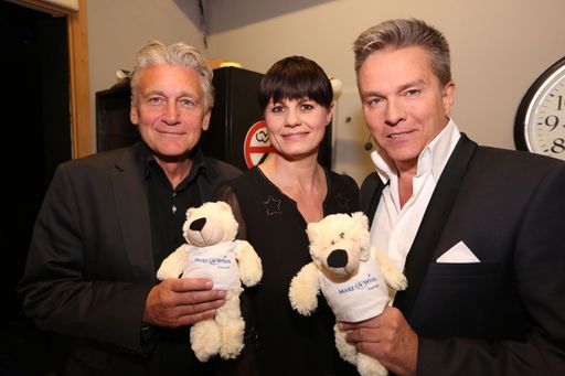 Rainhard Fendrich, Eva Maria Marold, Alfons Haider
mit den Make-A-Wish "Hope"-Bären (v.l.)