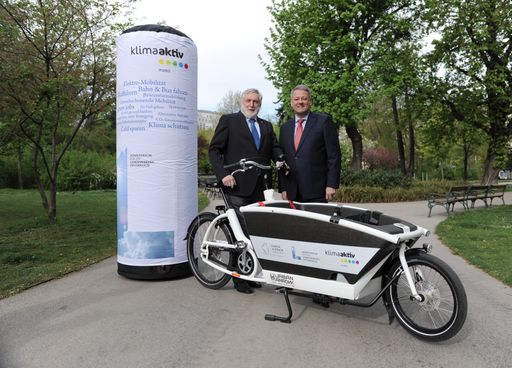  BM Andrä Rupprechter übergibt das
Elektro-Transportrad an Franz Fischler, Präsident des Europäischen
Forums Alpbach