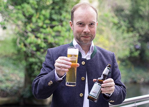  Brauereieigentümer Alois Meir präsentiert stolz
sein naturtrübes Bio-Pils