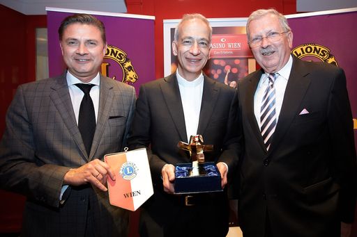  Im Bild v.l.n.r. Direktor Ing. Reinhard Deiring,
Casino Wien, Caritas Präsident Msgr. DDr. Michael Landau und Dr.
Walter Lattenmayer, Lions Club Wien