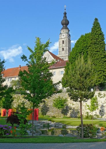 Vorschau Bild von Braunau: Jägerstätterpark mit Blick auf die
Stadtkirche Braunau