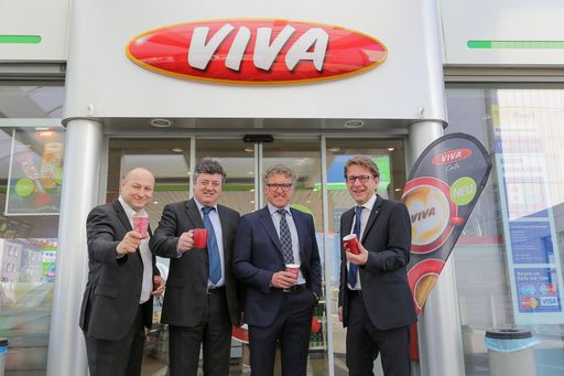 http://www.apa-fotoservice.at/galerie/6589 Im Bild
vlnr.: Hartwig Kirner Gf. Fairtrade, Ivan Padelli Gimoka Eigentümer,
Alberto Pipan Qualitätsmanager Gimoka, Alois Wach Leiter OMV
Tankstellengeschäft Österreich und Deutschland