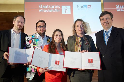  Copyright: Thomas Preis/apa v.l.n.r. das „Dreamteam“: Michael
Neunteufel und Matthias Bruckmüller (ImageFilmWerk), Marietheres van
Veen, Mag.a Alexandra Lugert (Familienbund) mit Sektionschef Dr.
Matthias Tschirf, BMWFW.