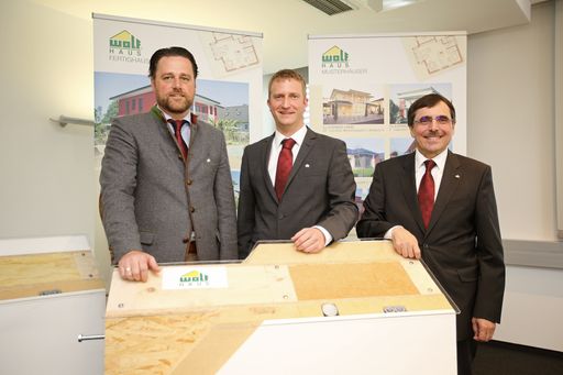  http://www.apa-fotoservice.at/galerie/6586 Im Bild
v.l.n.r.: Christian Kohlmayr (Vertriebsleiter WOLF Haus Österreich),
Thomas Stadler (Geschäftsführer WOLF Systembau G.m.b.H.), Franz
Reidlbacher (Geschäftsführer WOLF Systembau G.m.b.H.)