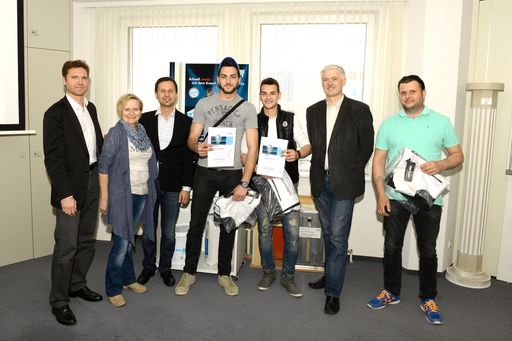 v.l.n.r.: Bernd Landsmann, Knauf Architektenbetreuer, Heide
Nunner, Knauf Eventmanagerin, Mag. Andreas Bauer, Knauf
PR-Verantwortlicher, die beiden Trockenbaulehrlinge, Mujo Mahmutovic
und Amer Halilovic, DI Karl Singer, Knauf Schulungsleiter und Ulrich
Konrad, Berufschullehrer der Landesberufsschule Wals bei der
Siegerehrung
