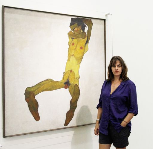 Tracey Emin im Leopold Museum vor Egon Schieles
Gemälde "Sitzender Männerakt" (1910)