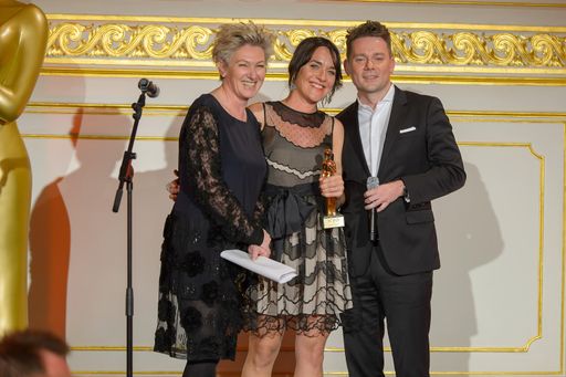 Laudatorin Eveline Eselböck überreichte den ROMY
Akademiepreis an Eva Pölzl und Marcin Kotlowski