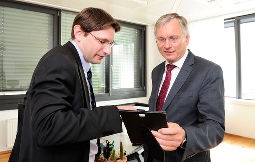  Betriebsbesuch von Bundesminister Alois Stöger (r.)
beim Unternehmen Schieneninfrastruktur-Dienstleistungsgesellschaft
mbH (SCHIG mbH) in Begleitung von Geschäftsführer Ulrich Puz.