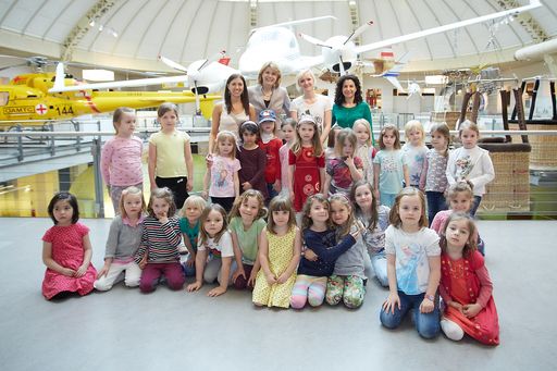  http://www.apa-fotoservice.at/galerie/6613 Im Bild
Direktorin Dr. Gabriele Zuna-Kratky mit Besucherinnen des Girls' Day