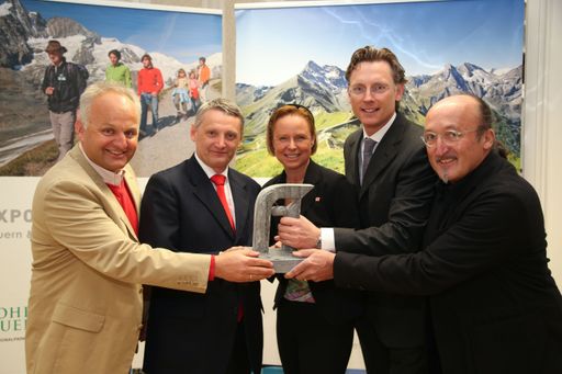  Präsentation „Hohe Tauern & Großglockner Hochalpenstraße“ zur
EXPO 2015 (v.l.n.r.:) Christian Wörister (Geschäftsführer der
Ferienregion Nationalpark Hohe Tauern), Georg Schöppl (Vorstand der
Österreichischen Bundesforste), Petra Stolba (Geschäftsführerin der
Österreich Werbung), Johannes Hörl (Generaldirektor der Großglockner
Hochalpenstraßen AG) und Hans-Peter Kudlich (Studio Kudlich)