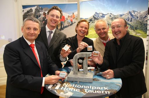 Vorschau Bild von Präsentation „Hohe Tauern & Großglockner Hochalpenstraße“ zur
EXPO 2015 (v.l.n.r.:) Georg Schöppl (Vorstand der Österreichischen
Bundesforste), Johannes Hörl (Generaldirektor der Großglockner
Hochalpenstraßen AG), Petra Stolba (Geschäftsführerin der Österreich
Werbung), Christian Wörister (Geschäftsführer der Ferienregion
Nationalpark Hohe Tauern), Hans-Peter Kudlich (Studio Kudlich)