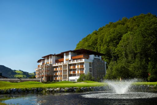 Vorschau Bild von Eingebettet in die herrliche Kitzbüheler Landschaft, inmitten
einer der schönsten Golfanlagen Europas, liegt das Grand Tirolia
Kitzbühel.
