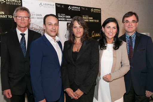  http://www.apa-fotoservice.at/galerie/6603 Im Bild
vlnr: Franz Smola (Museologischer Direktor (interim.) Leopold
Museum), Karol Winiarczyk (Kurator), Tracey Emin (Künstlerin),
Danielle Spera (Direktorin Jüdisches Museum Wien), Diethard Leopold
(Kurator)
