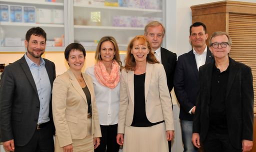 Vorschau Bild von Im Bild v.l.n.r.: Markus Rumelhart,
Bezirksvorsteher Mariahilf; Mag.a Sonja Wehsely, Stadträtin für
Gesundheit und Soziales; Dr.in Fabienne Lamel, Ärzteteam "PHC
Medizin Mariahilf"; Mag.a Ingrid Reischl, Obfrau der Wiener
Gebietskrankenkasse; MR Dr. Johannes Steinhart, Vizepräsident der
Ärztekammer Wien; Dr. Wolfgang Mückstein, Ärzteteam "PHC Medizin
Mariahilf" und Dr. Franz Mayrhofer, Ärzteteam "PHC Medizin
Mariahilf".