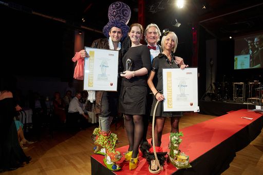  http://www.apa-fotoservice.at/galerie/6386 Im Bild
v.l.n.r.: Die Sieger des "Crazy Shoe Awards 2015" Heinz Müller (1.
Platz - Alice im Wunderland) und Kirsten Sandvoss (1. Platz -
Käseschuh), Franz Sobotka (Wiener Schuhmacherball) und Jennifer
Cavanaugh (3. Platz - Räuber Hotzenplotz)