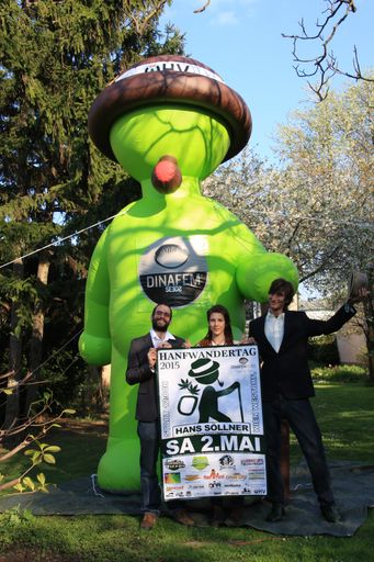  Herbi, das Maskottchen und sein Team: Von links
nach rechts: Alexander Pistor, Bianca Zacha, David Rosse