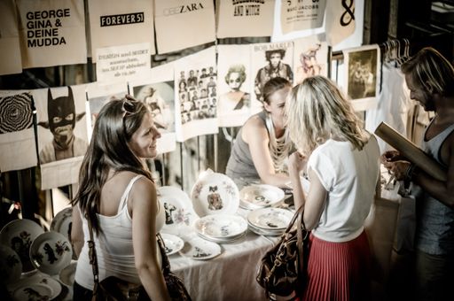 Neben der Möglichkeit Unikate in die Arme schließen
zu können, haben die Besucher auch die Möglichkeit sich mit den
Künstlern auszutauschen.