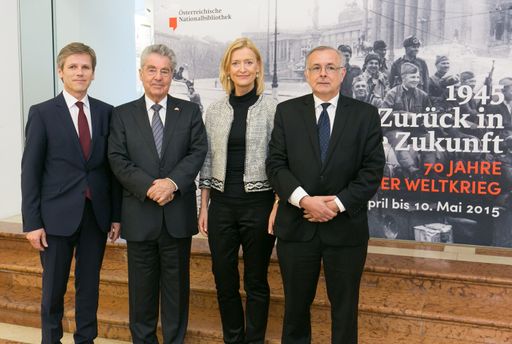  http://www.apa-fotoservice.at/galerie/6462 Im Bild
v.l.n.r.: Dr. Josef Ostermayer (Bundesminister für Kunst und Kultur,
Verfassung und Medien), Bundespräsident Dr. Heinz Fischer, Dr.
Johanna Rachinger (Generaldirektorin der Österreichischen
Nationalbibliothek), Univ.-Prof. DDr. Oliver Rathkolb (Kurator).