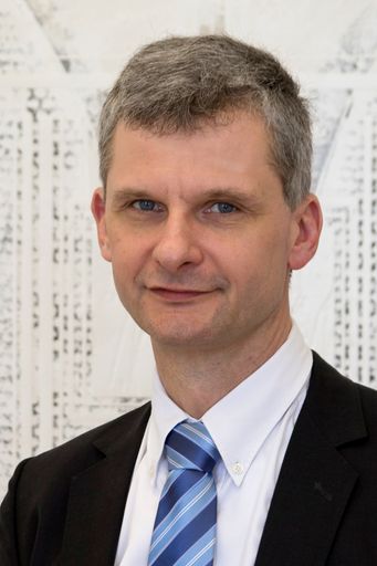 Vorschau Bild von Der ehemalige Oberstaatsanwalt berät und
unterstützt Unternehmen bei der Vermeidung rechtlicher Risiken, bei
internen Ermittlungen und in Compliance-Fragen.