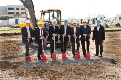 Mit dem symbolischen Spatenstich wurde nun
offiziell mit dem Bau der neuen Niederlassung in Wiener Neudorf
begonnen, wo im Industriezentrum NÖ-Süd innerhalb der nächsten 9
Monate ein modernes Verteilerzentrum entsteht, in welchem auch die
Büros und Schulungsräume für das Team von Verkauf & Technik
beheimatet sein werden.