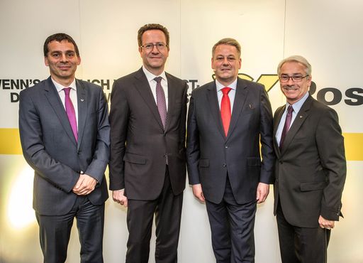 Die Umweltzertifikate wurden von
Post-Generaldirektor DI Dr. Georg Pölzl und den Post-Vorständen DI
Peter Umundum und DI Walter Hitziger im Beisein von Bundesminister
DI Andrä Rupprechter verliehen.