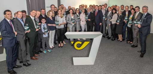 Vorschau Bild von Vertreter von 36 Firmen nahmen die
Umweltzertifikate persönlich entgegen.