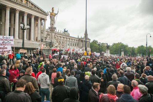 Vorschau Bild von Trotz schlechtem Wetter machten gestern 3.000 Unterstützerinnen
und Unterstützer der überparteiischen Bürgerinitiative „Rauchzeichen
setzen“ ihrem Unmut gegen die Pläne der Bundesregierung für ein
totales Rauchverbot in der Gastronomie ab 2018 lautstark kund.