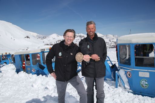  Mit dem Zusammentreffen der Kärntner und der Salzburger
Schneeräumfahrzeuge beim Hochtour auf der Großglockner
Hochalpenstraße auf 2.504 Metern Seehöhe wurde heute offiziell die
Schneeräumung beendet und die Straße für den 1. Mai wieder
freigegeben. Im Bild v.l.n.r.: Generaldirektor Dr. Johannes Hörl
(Großglockner Hochalpenstraßen AG) erhält den Schlüssel für die
Straße vom Leiter der Schneeräumung Peter Embacher.