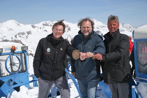 Vorschau Bild von Mit dem Zusammentreffen der Kärntner und der Salzburger
Schneeräumfahrzeuge beim Hochtour auf der Großglockner
Hochalpenstraße auf 2.504 Metern Seehöhe wurde heute offiziell die
Schneeräumung beendet und die Straße für den 1. Mai wieder
freigegeben. Im Bild v.l.n.r.: Generaldirektor Johannes Hörl
(Großglockner Hochalpenstraßen AG) erhält den Schlüssel für die
Straße vom Leiter der Schneeräumung Peter Embacher (rechts). In der
Bildmitte Norbert Winding (Geschäftsführer Haus der Natur und
verantwortlich für die Forschungsstation Oberes Nassfeld
Glocknerstraße).