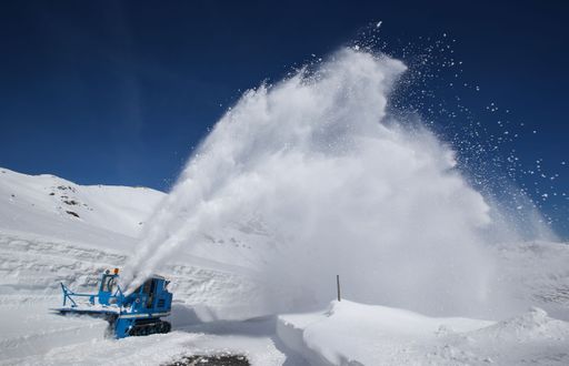 Vorschau Bild von Mit dem Zusammentreffen der Kärntner und der Salzburger
Schneeräumfahrzeuge beim Hochtour auf der Großglockner
Hochalpenstraße auf 2.504 Metern Seehöhe wurde heute offiziell die
Schneeräumung beendet und die Straße für den 1. Mai wieder
freigegeben.