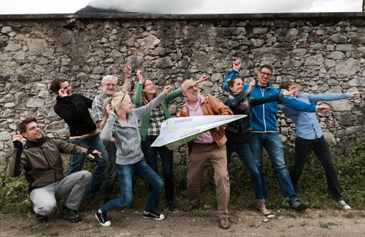 Ing. Arthur Sief von SIKO SOLAR (Bildmitte mit
Papierflieger) und ein Teil seines Teams rufen zur Spendenaktion für
Nepal auf.