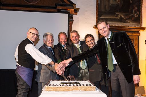 Vorschau Bild von Anschnitt der Geburtstagstorte mit LH Dr.
Pühringer