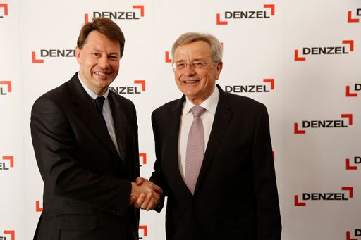 Vorschau Bild von KommR Ing. Alfred Stadler wünscht seinem Nachfolger Mag. Gregor
Strassl alles Gute
