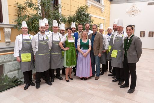 Vorschau Bild von Die Gruppe der Garten Genuss Gastronomen mit
Spitzenkoch Andreas Döllerer, und Angelika Paier, Direktorin der
Villa Seilern (im kurzen Dirndlkleid), re daneben Projektleiter Mag.
Markus Stockmaier, re davon Andreas Promberger, WKO Vertreter Bad
Ischl