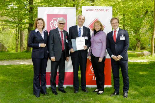 Vorschau Bild von Die Preisträger der KELAG freuen sich bei der
Fotosession kurz nach der Verleihung. Mit dabei der IIR
Geschäftsführer und die Vertreterinnen der Award-Partner APG und
Wien Energie.