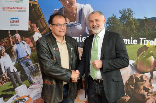  Der Leiter der Tourismusabteilung des Landes Tirol, Gerhard Föger
(rechts), gratuliert Obmann Armin Falkner zur Betriebsoffensive des
Tourismusverbandes Tiroler Oberland.