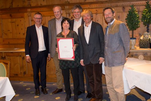 Vorschau Bild von Mitarbeiterehrung: Frau Dagmar Ribis arbeitet nun seit 25 Jahren
für den Reiseveranstalter und ist somit am längsten im Unternehmen.