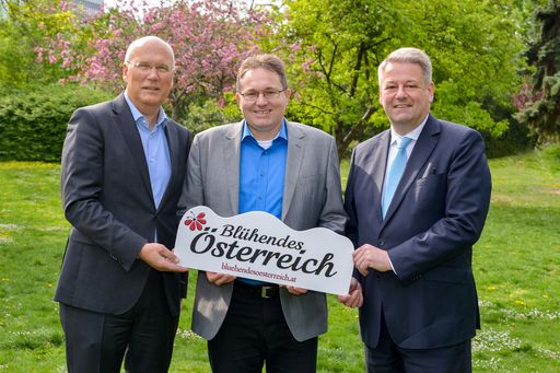 Im Bild v.l.n.r.: Frank Hensel,
Vorstandsvorsitzender REWE International AG, Gerald Pfiffinger,
Geschäftsführer BirdLife Österreich, Andrä Rupprechter,
Bundesminister für Land- und Forstwirtschaft, Umwelt und
Wasserwirtschaft.